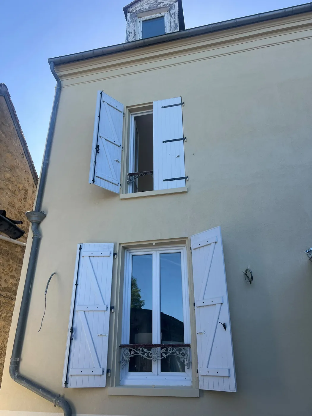 Façade principale avec menuiseries neuves performantes et volets battants à Us (95)