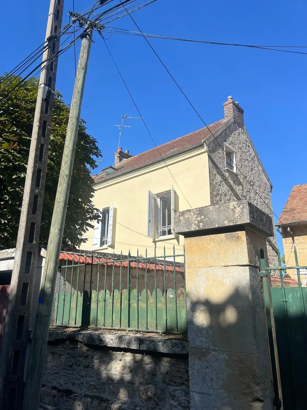 Vue d'ensemble depuis la rue de la maison ancienne rénovée à Us dans le Val-d'Oise