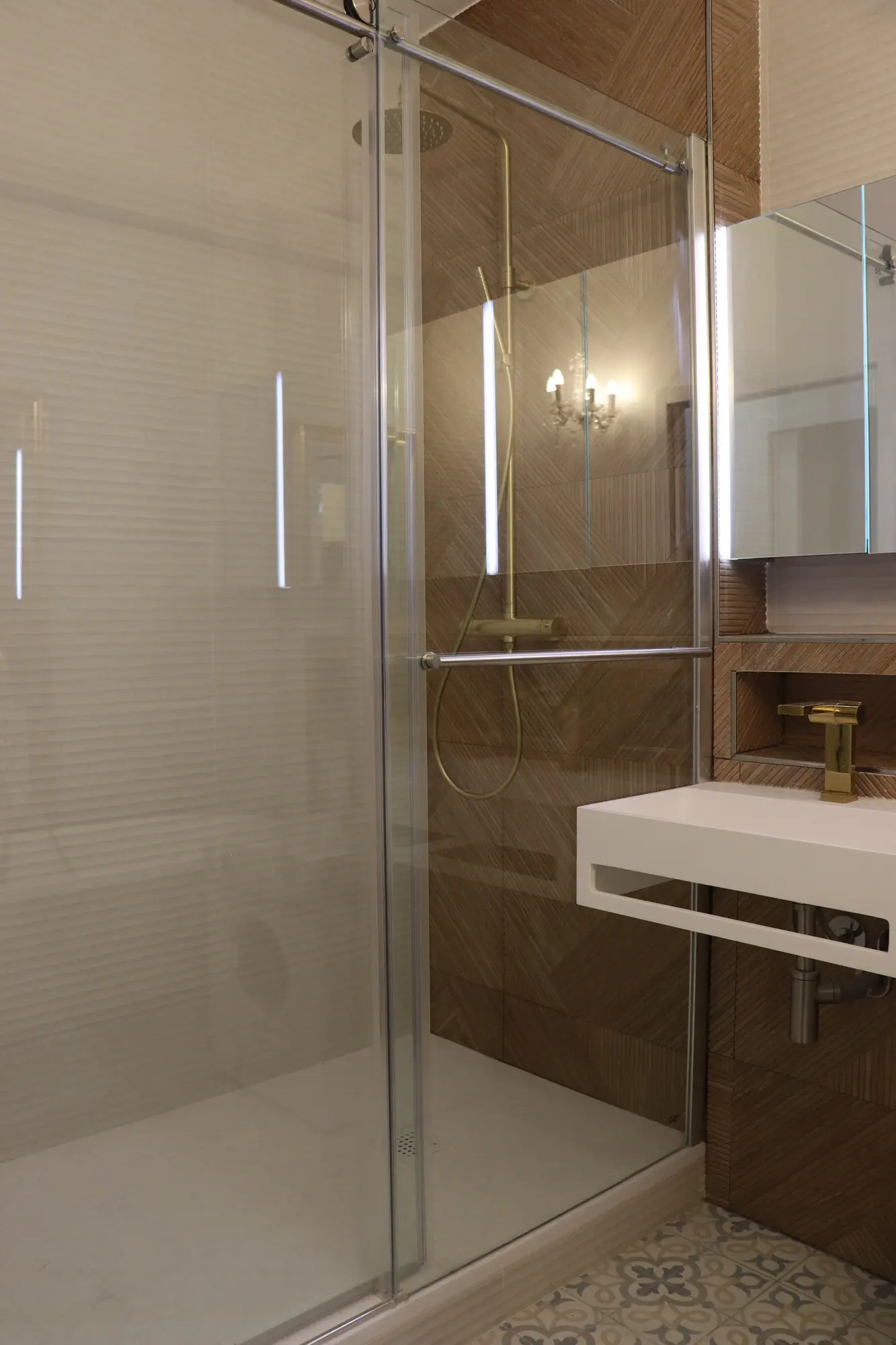 Douche à l'italienne avec paroi vitrée et finition carrelage effet bois