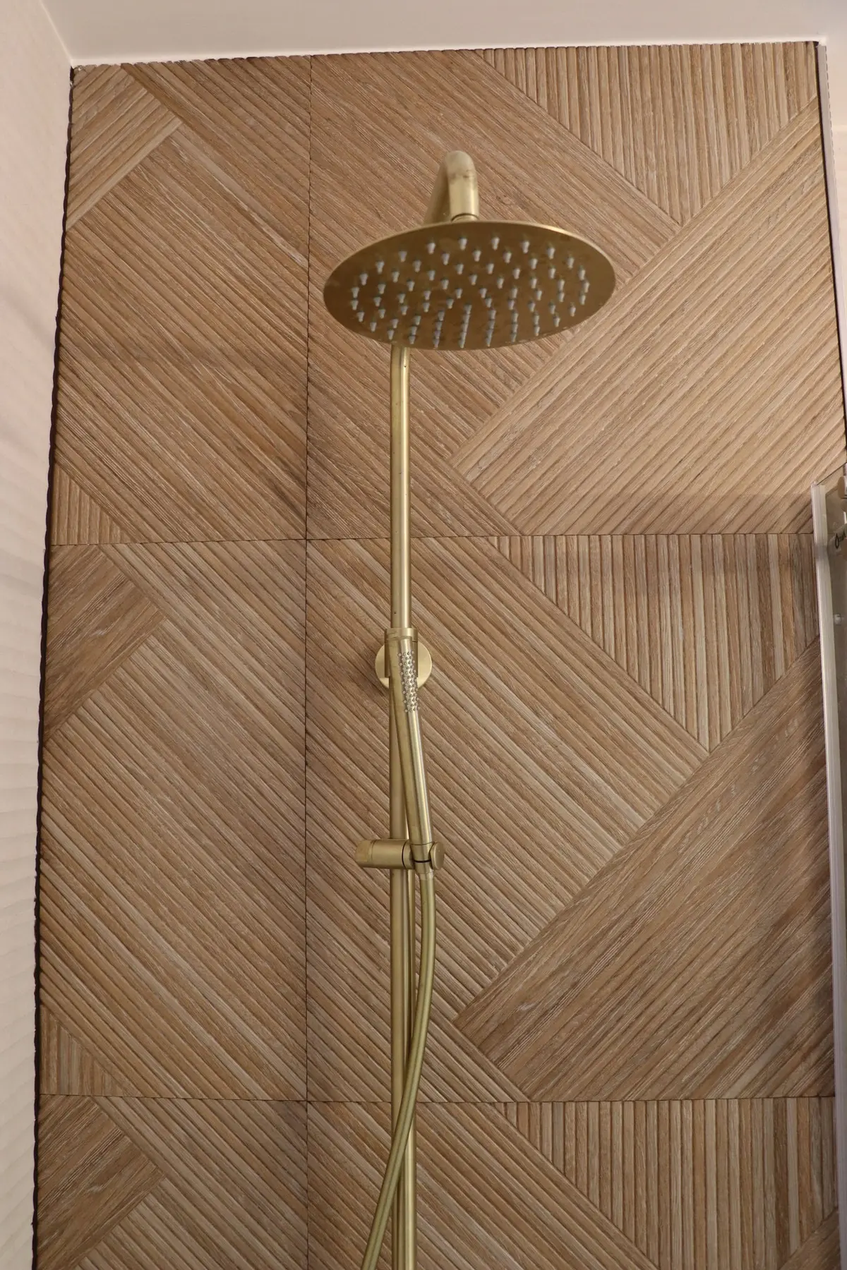 Détail colonne de douche pluie et carrelage décoratif