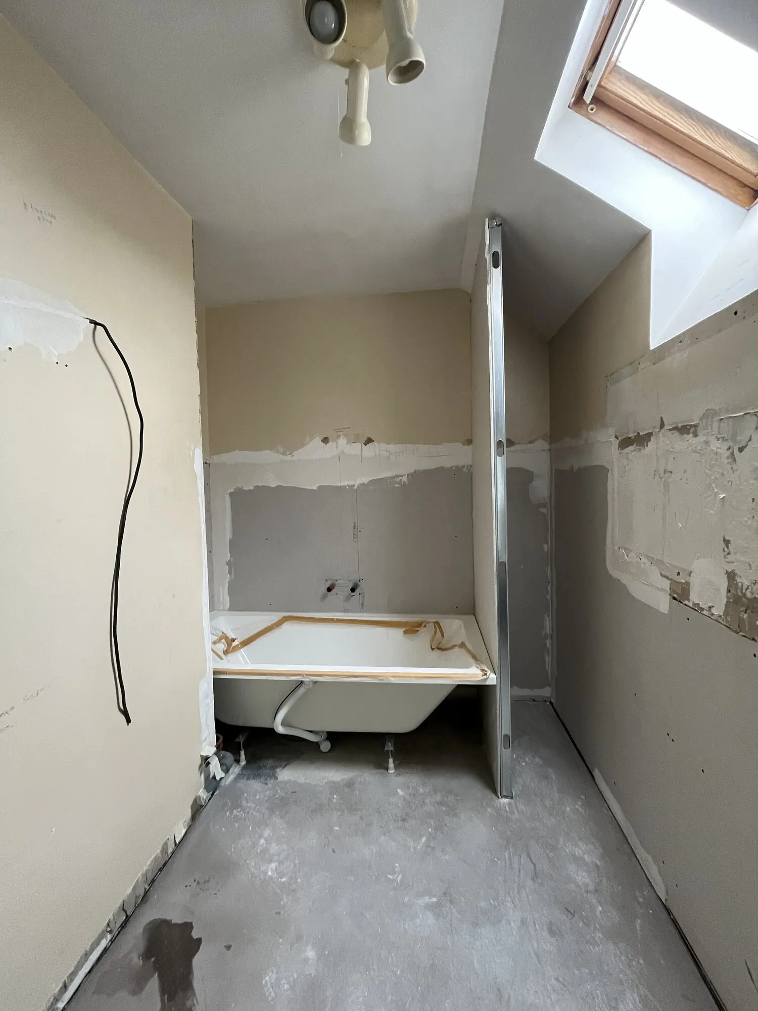 Salle de bain avant rénovation avec dépose des revêtements