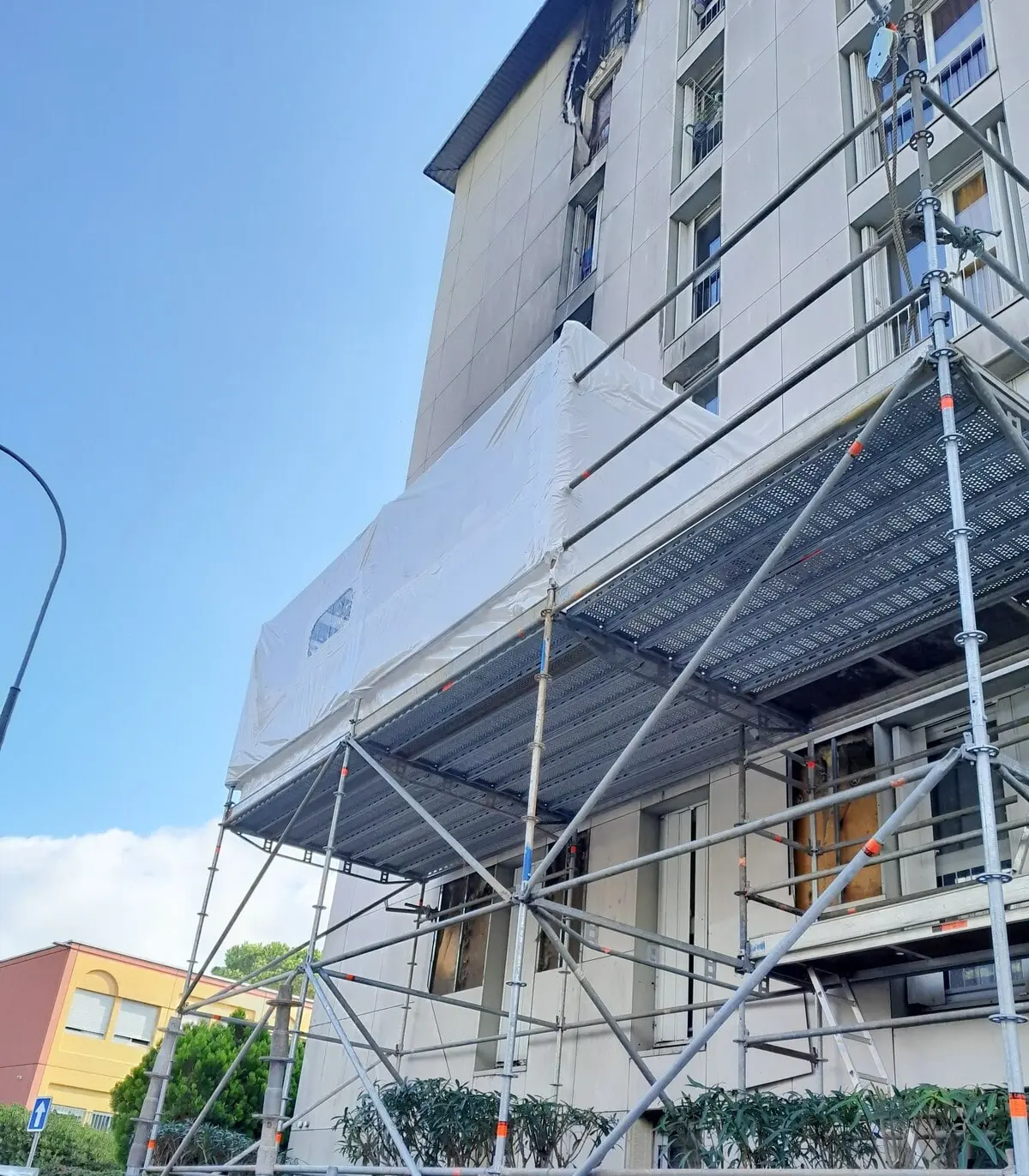 Installation d'un échafaudage thermo-bâché à Nice (06)