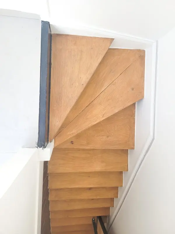 Escalier en bois rénové vu depuis l'étage