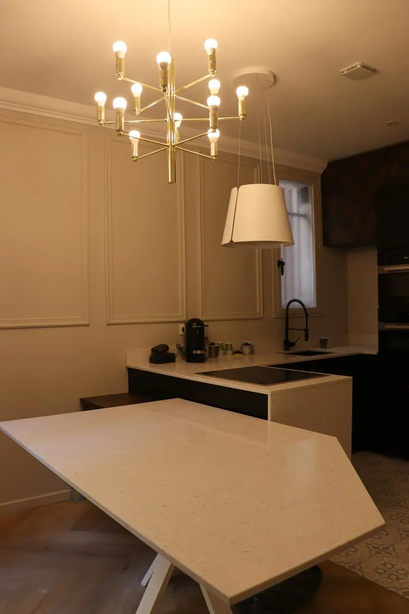 Îlot central de la cuisine rénovée