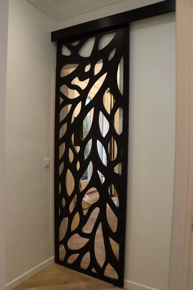 Claustra noir décoratif entre les espaces intérieurs