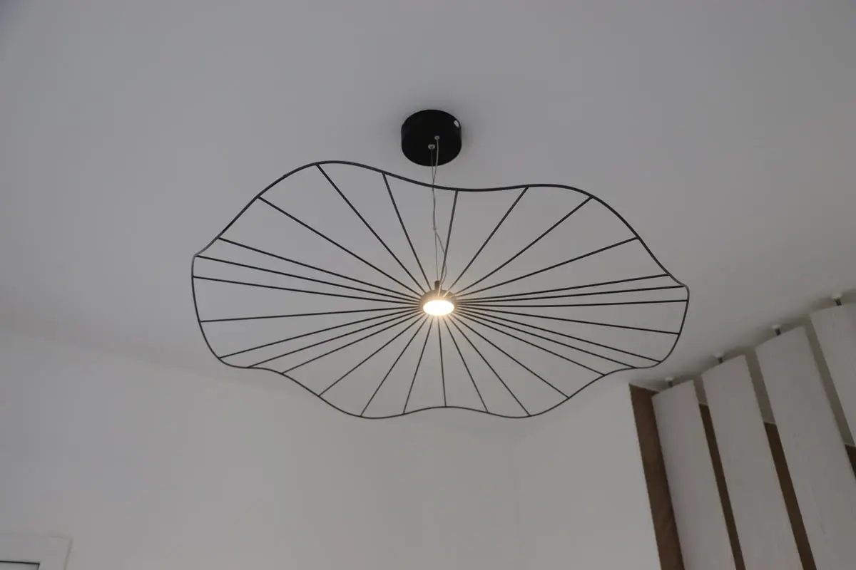 Luminaire graphique installé au plafond