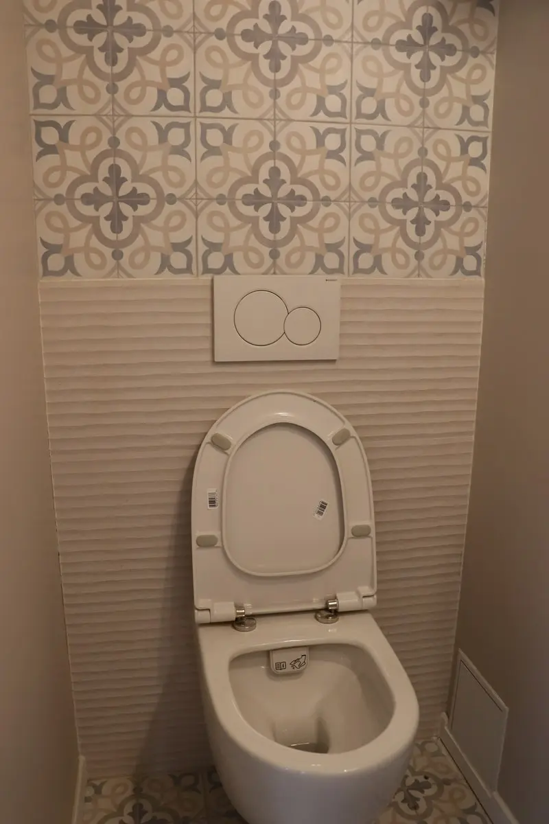 Toilettes rénovées avec carrelage décoratif