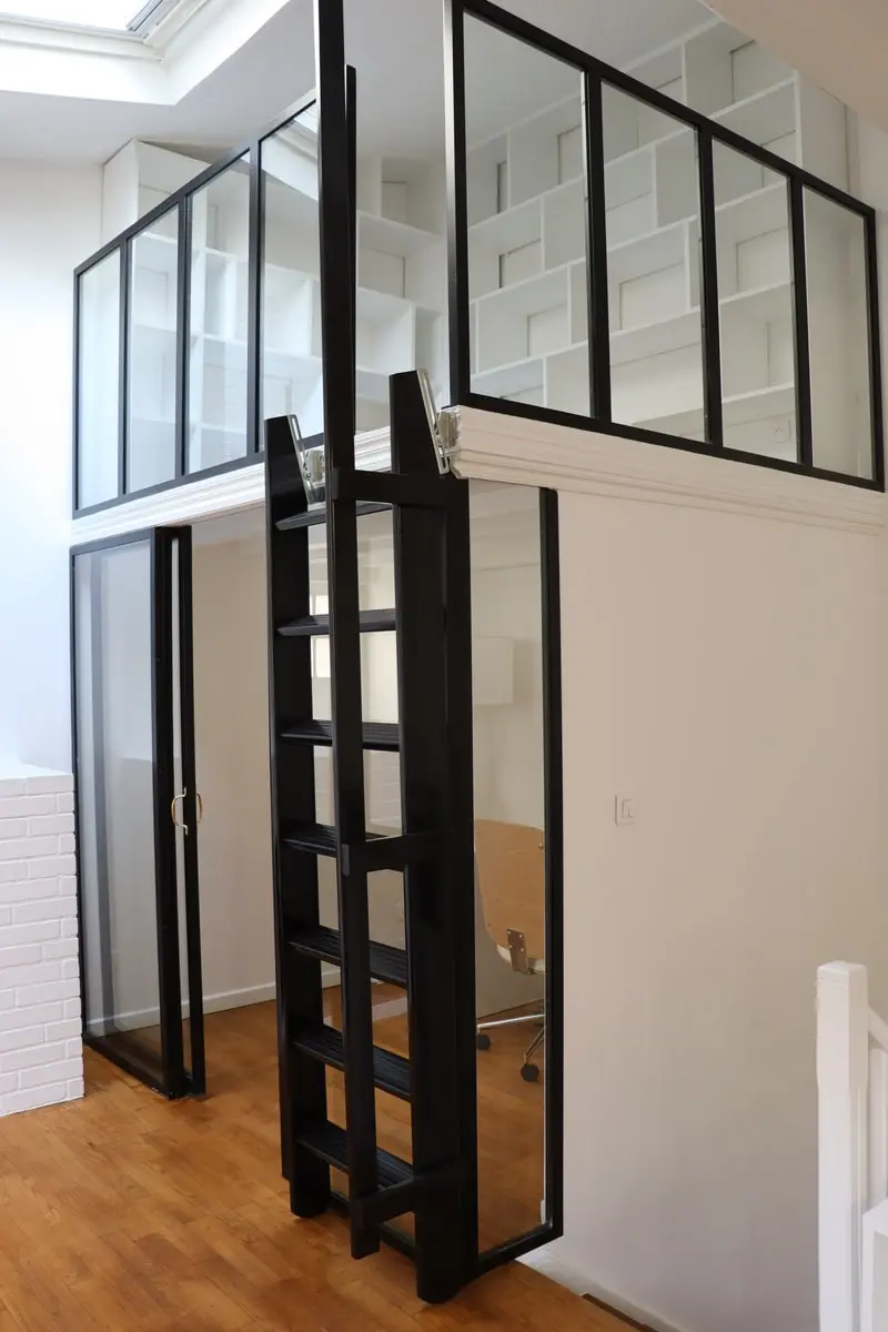 Verrière intérieure noire près de l'escalier