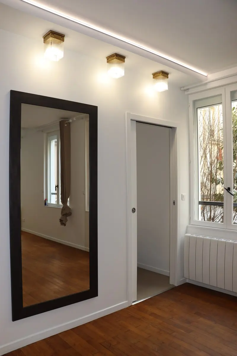 Entrée rénovée avec grand miroir mural