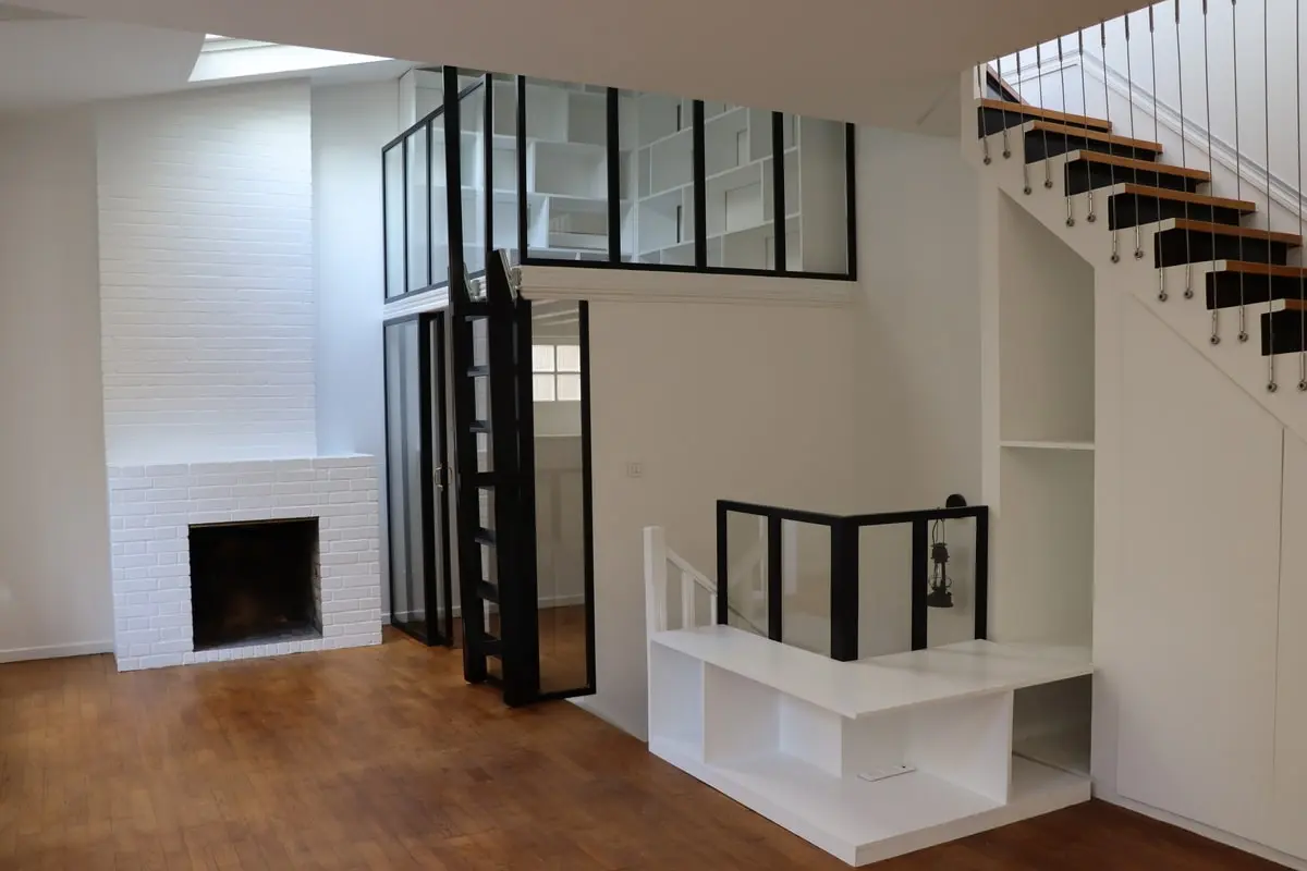 Cheminée et escalier dans le séjour rénové