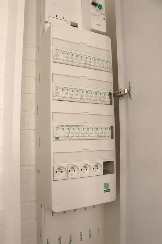 Tableau électrique neuf de la maison rénovée