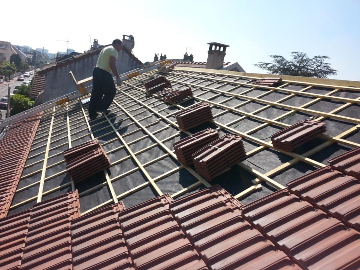 couvreur sur un toit