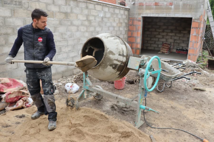 artisan avec bétonneuse