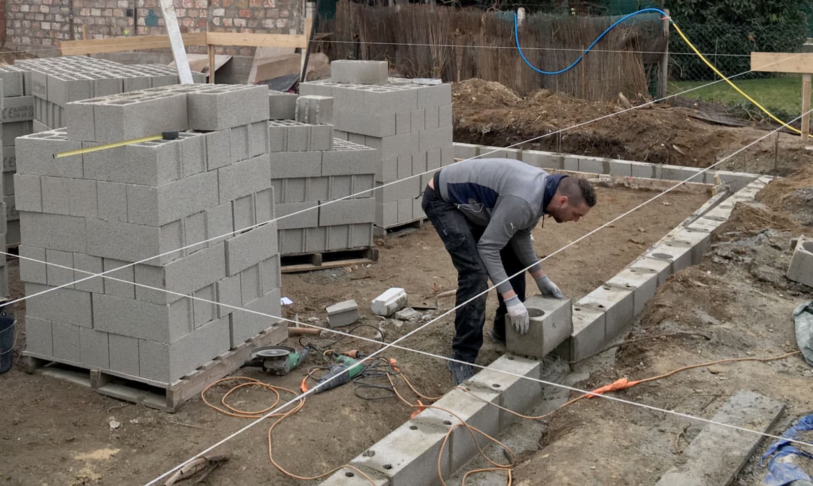 Un maçon monte un mur