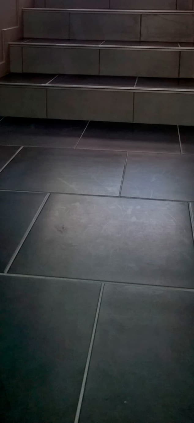 Pose de carrelage dans un salon de coiffure