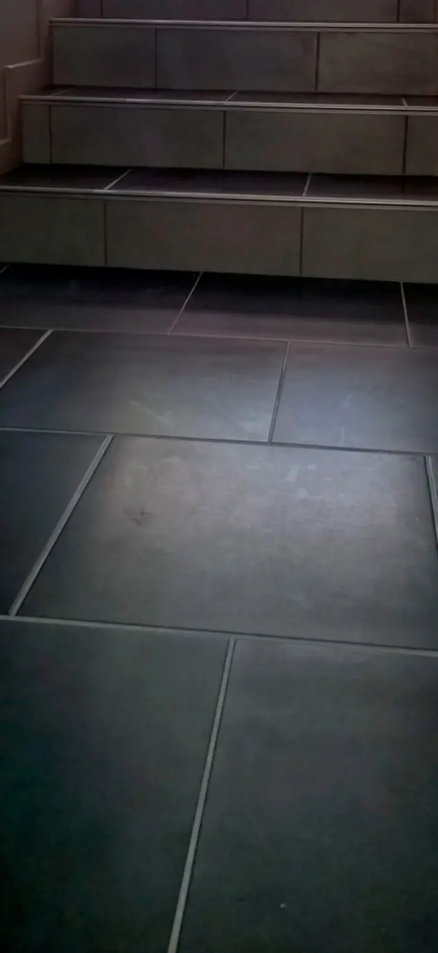 Pose de carrelage dans un salon de coiffure