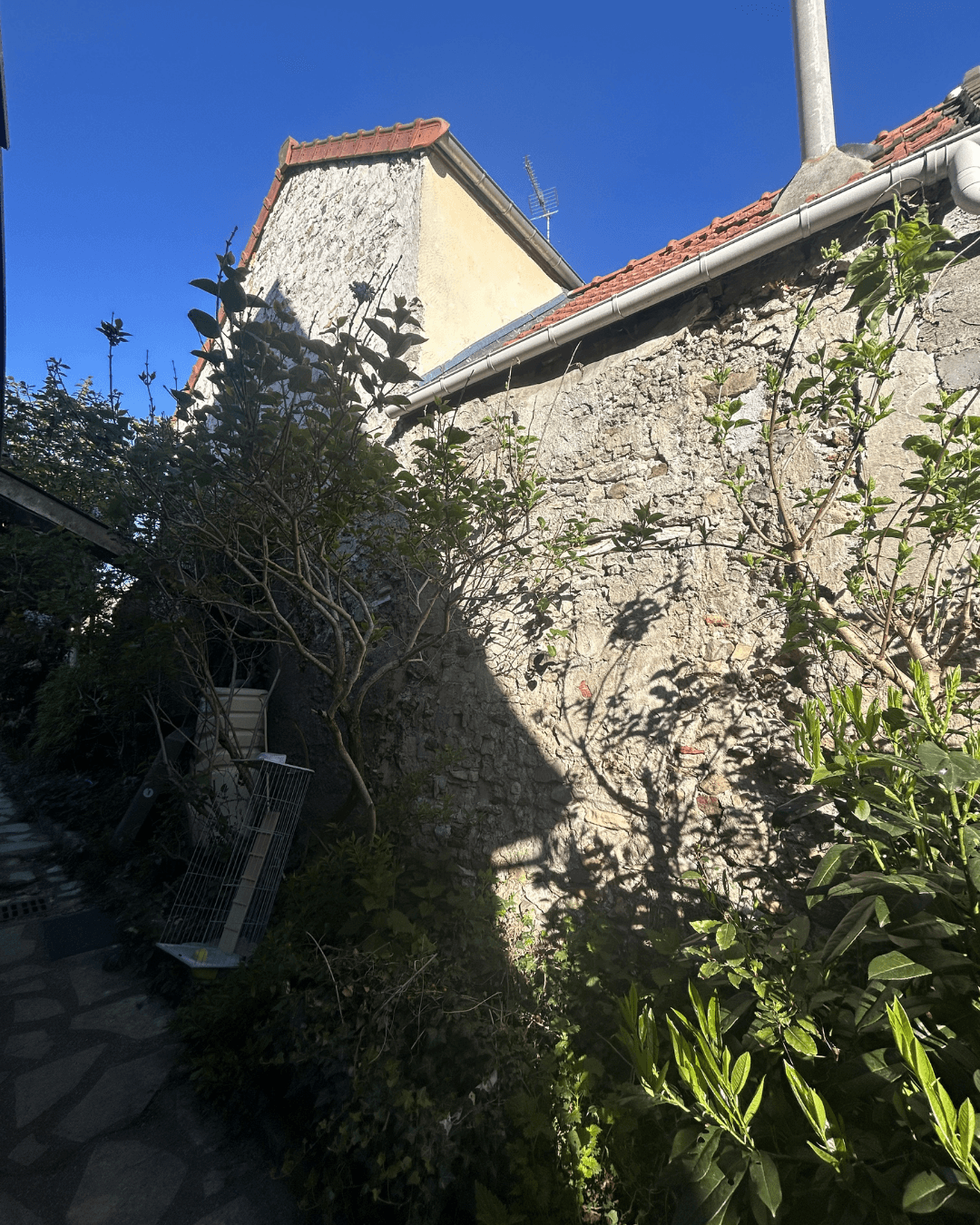 Avant ITE à Frépillon (95) : mur pignon en pierre vieillissant présentant d'importantes déperditions thermiques, par KS RENOV.