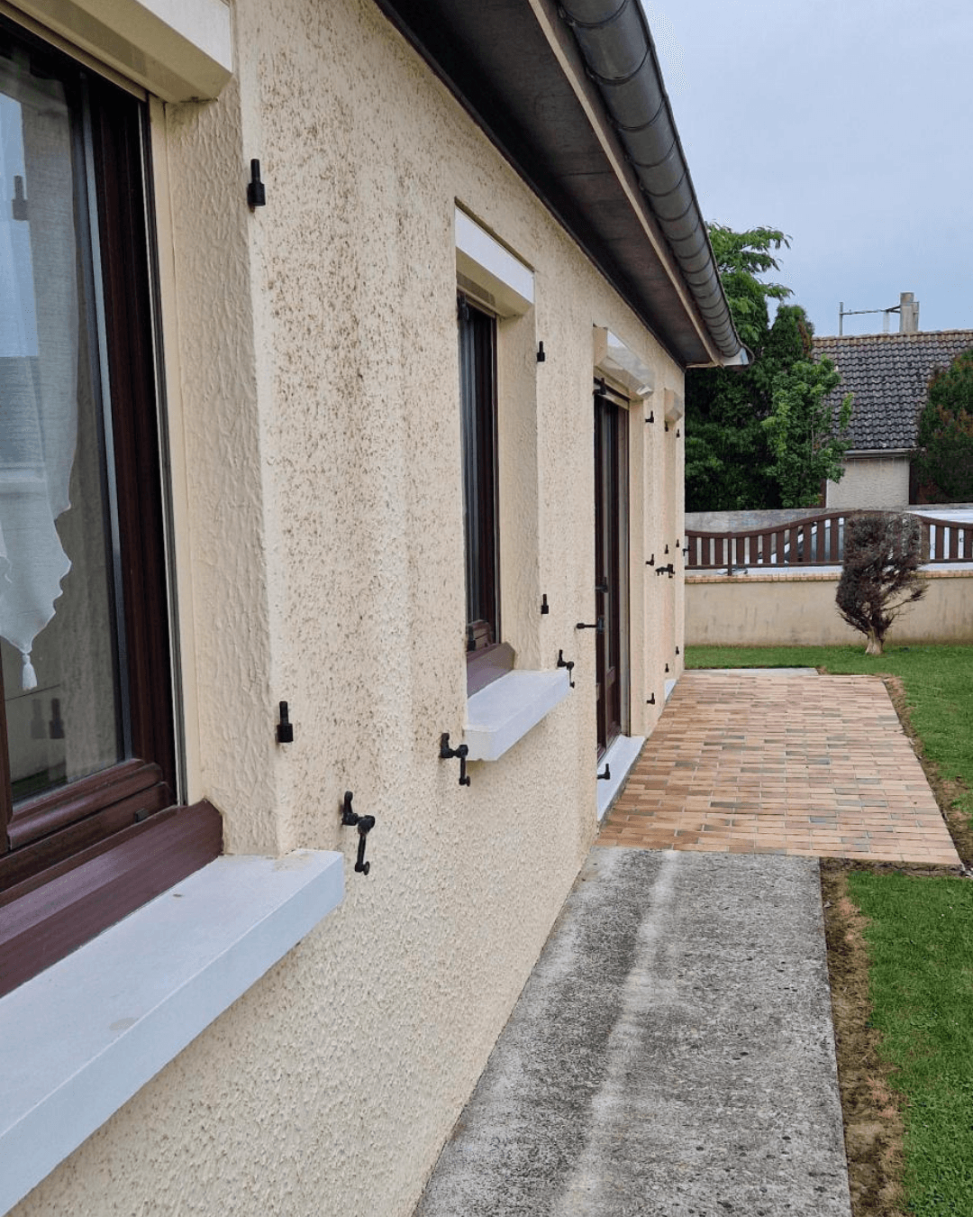 Façade d'une maison individuelle à Quiers avant rénovation thermique — état initial du support en Seine-et-Marne