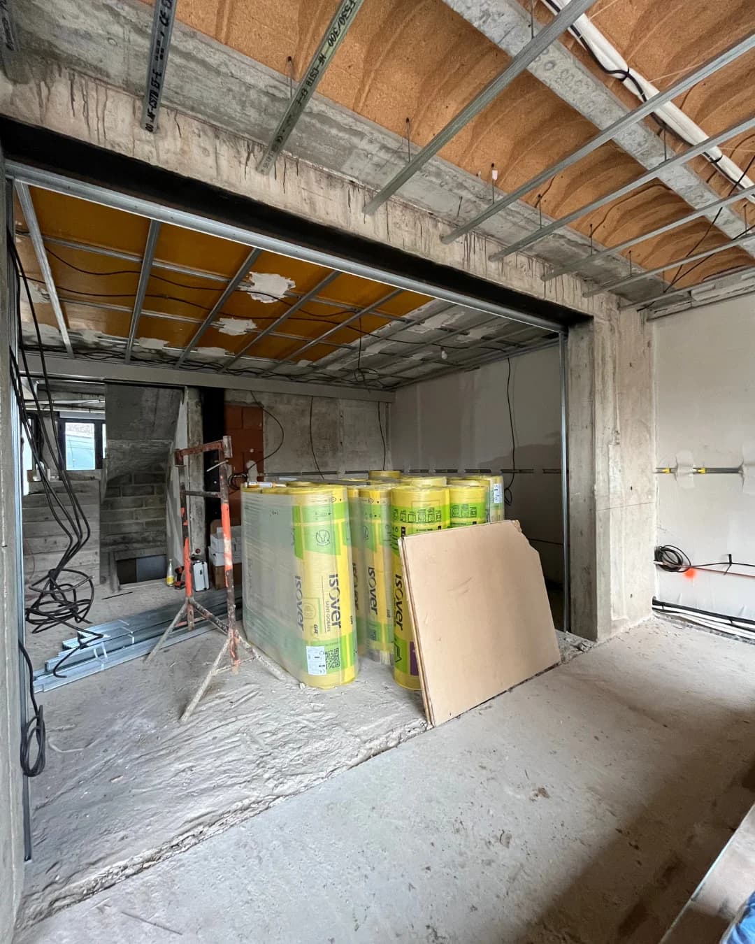 Rouleaux d'isolant ISOVER livrés sur le chantier de rénovation énergétique KS RENOV à Osny (95)