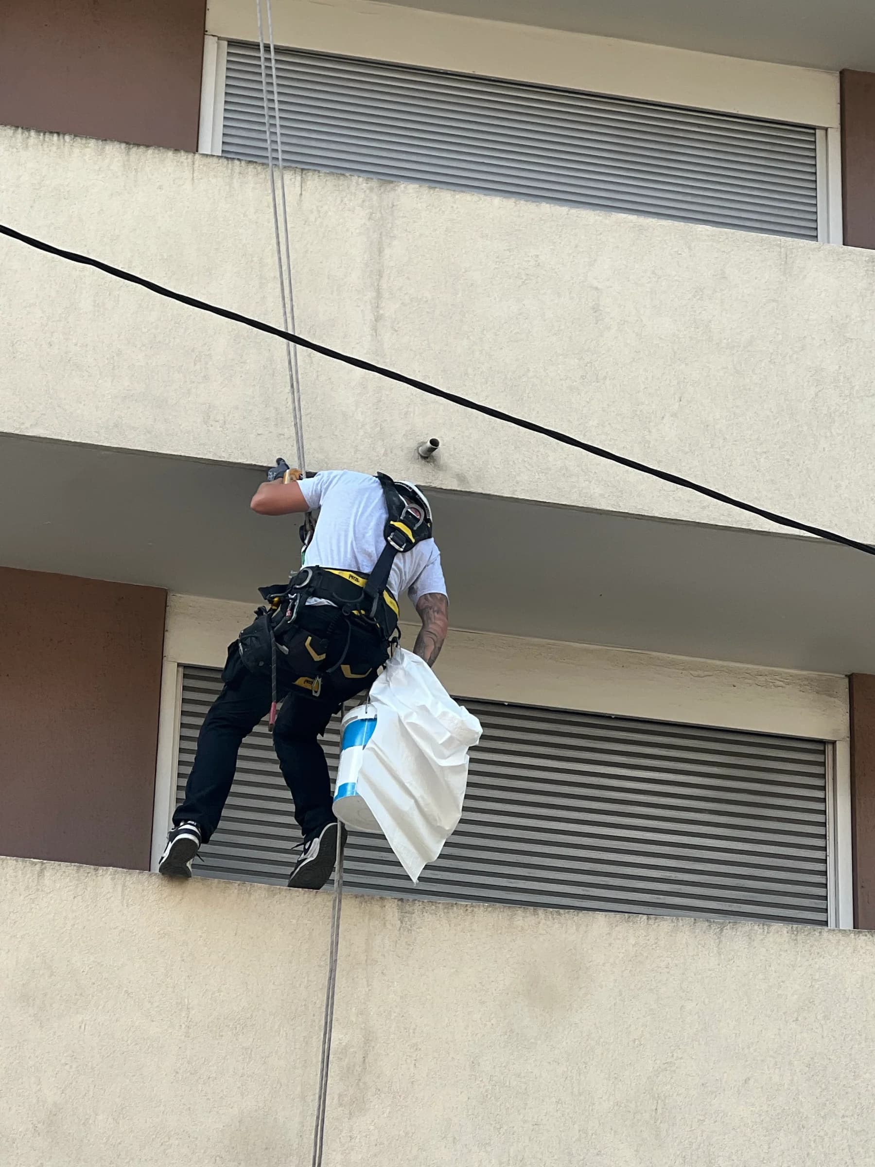 Cordiste KS RENOV en intervention sur une façade parisienne pour la reprise de maçonnerie en travaux acrobatiques