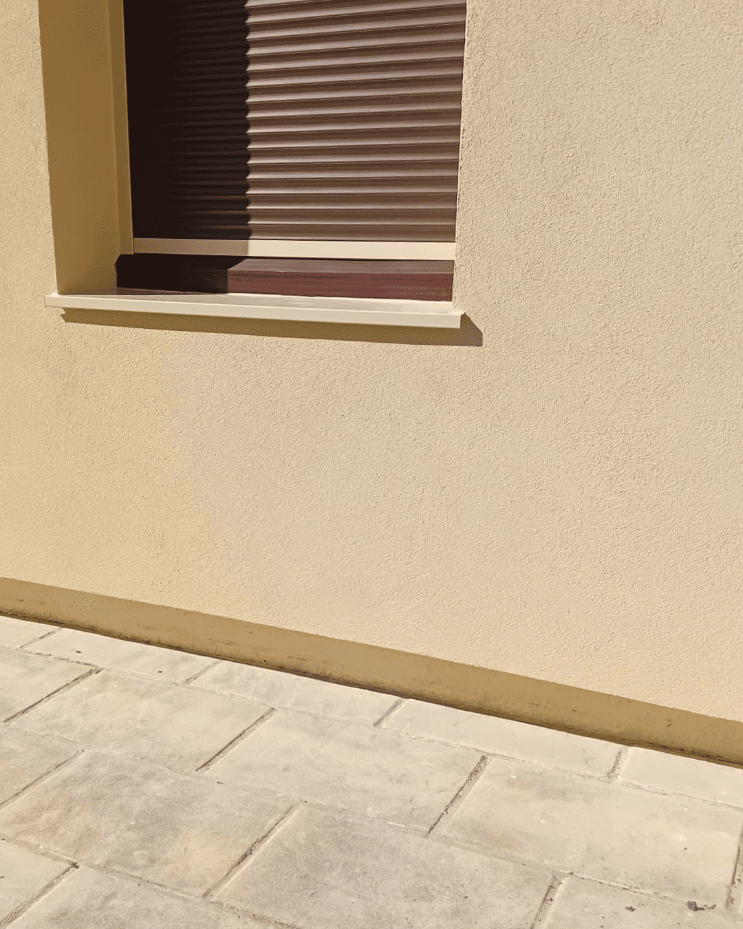 Détail de finition de l'enduit et de l'appui de fenêtre après isolation thermique extérieure par KS RENOV à Quiers