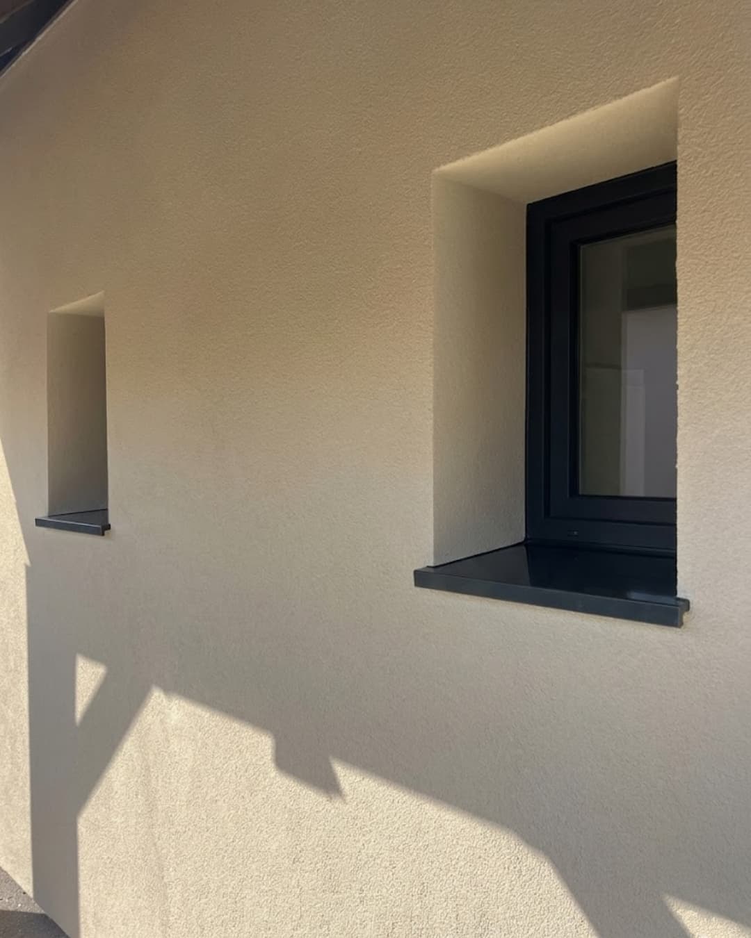 Détail de finition de l'enduit autour des fenêtres après pose d'une ITE par KS RENOV à Garges-lès-Gonesse