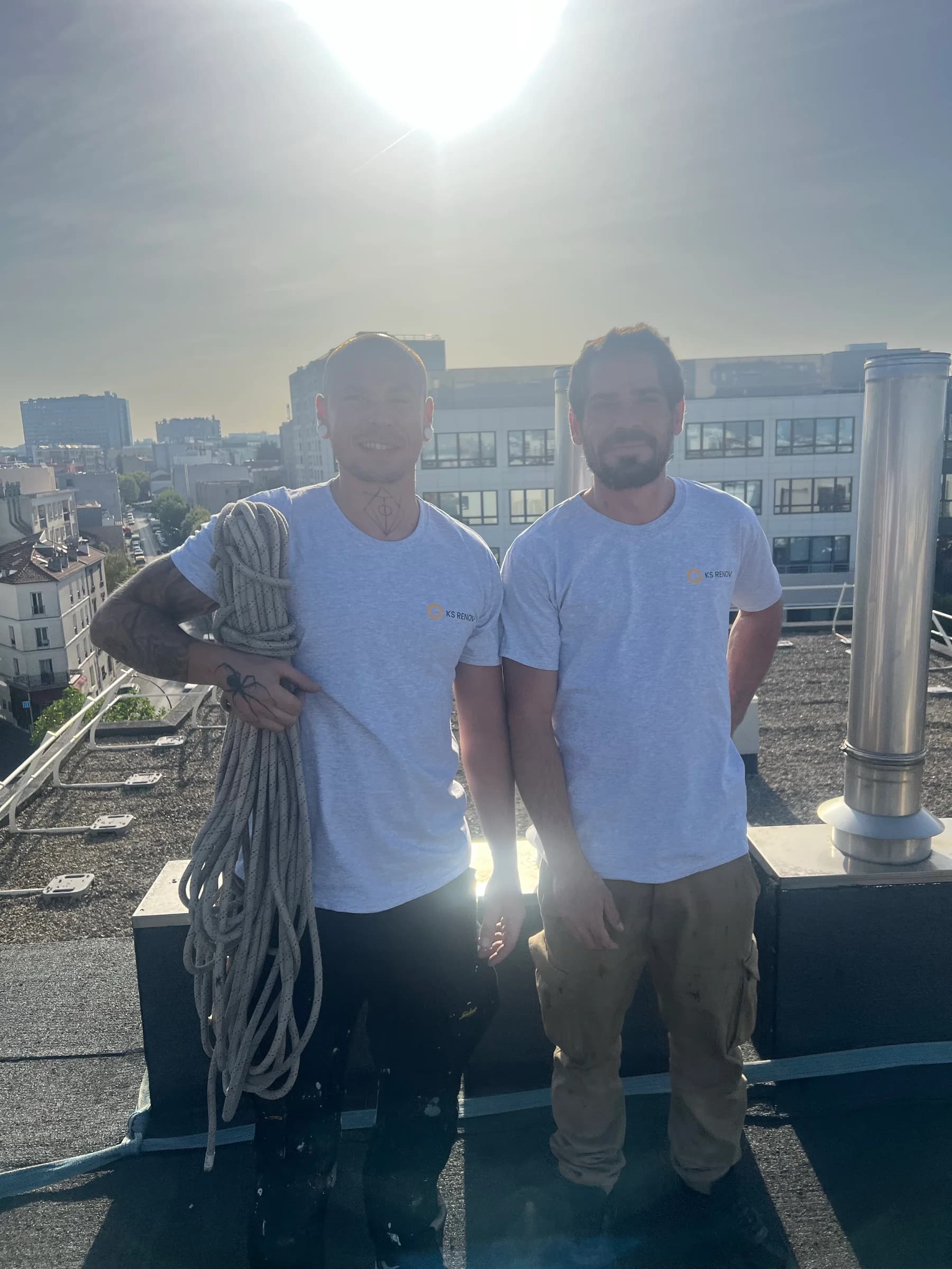 Équipe de cordistes KS RENOV équipée pour un chantier de reprise de maçonnerie et ravalement de façade en hauteur à Paris