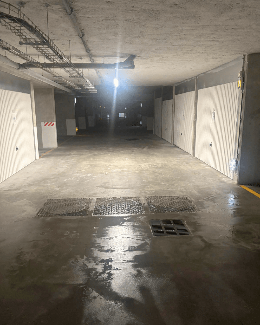 Plafond de parking entièrement isolé par flocage projeté en laine de roche par KS RENOV dans une copropriété à Saint-Germain-en-Laye (78)