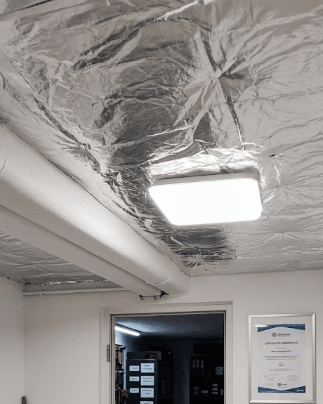 Plafond du local à vélos d'une copropriété à Maisons-Laffitte (78) entièrement isolé avec des panneaux ISOVER PANODAL ALU par KS RENOV