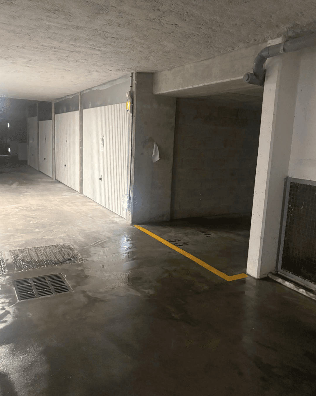 Vue d'ensemble d'un parking en copropriété après isolation thermique du plancher bas par flocage réalisée par KS RENOV en Yvelines