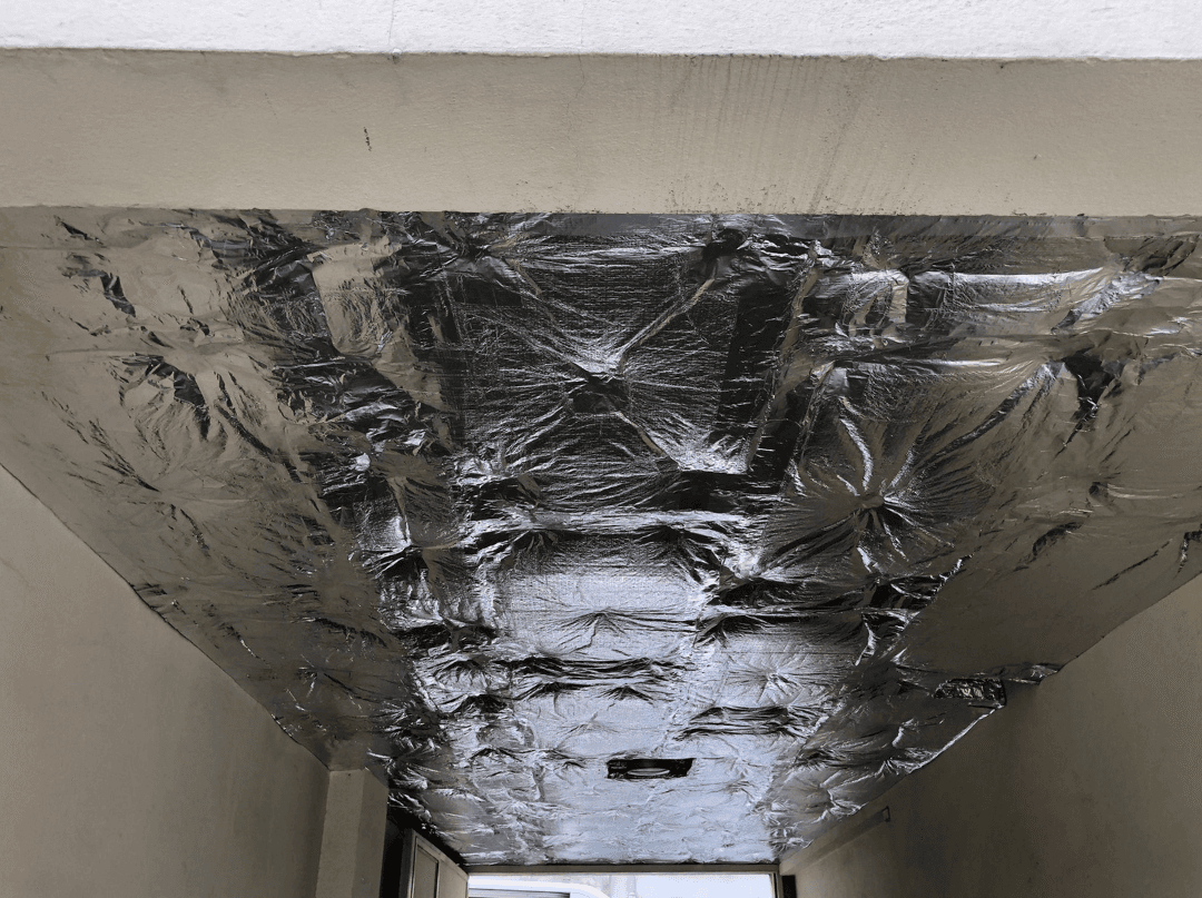Chantier d'isolation thermique sous face de dalle de parking pour supprimer l'effet sol froid des appartements.