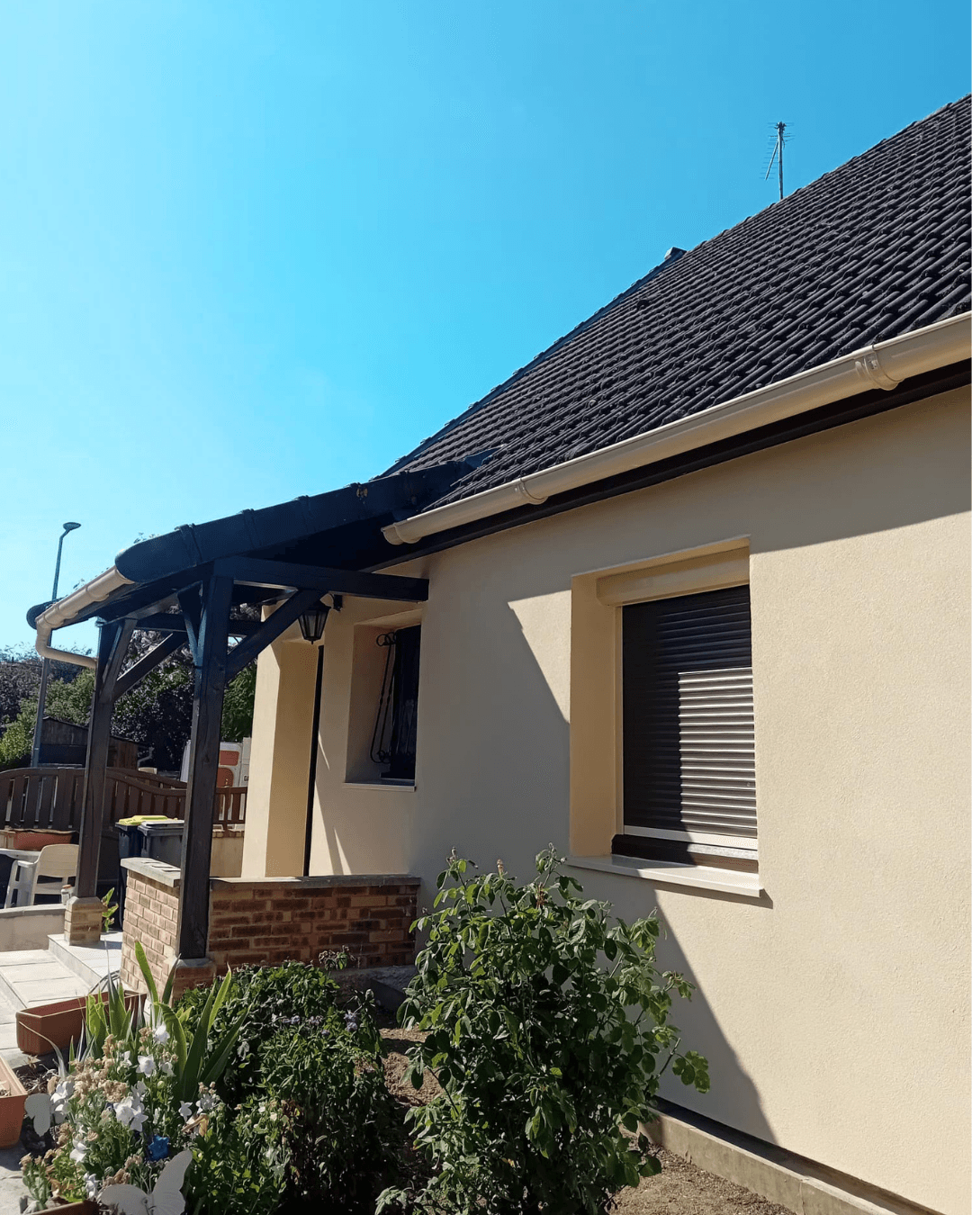 Vue d'ensemble d'une maison à Quiers après chantier d'isolation thermique extérieure complet livré par KS RENOV