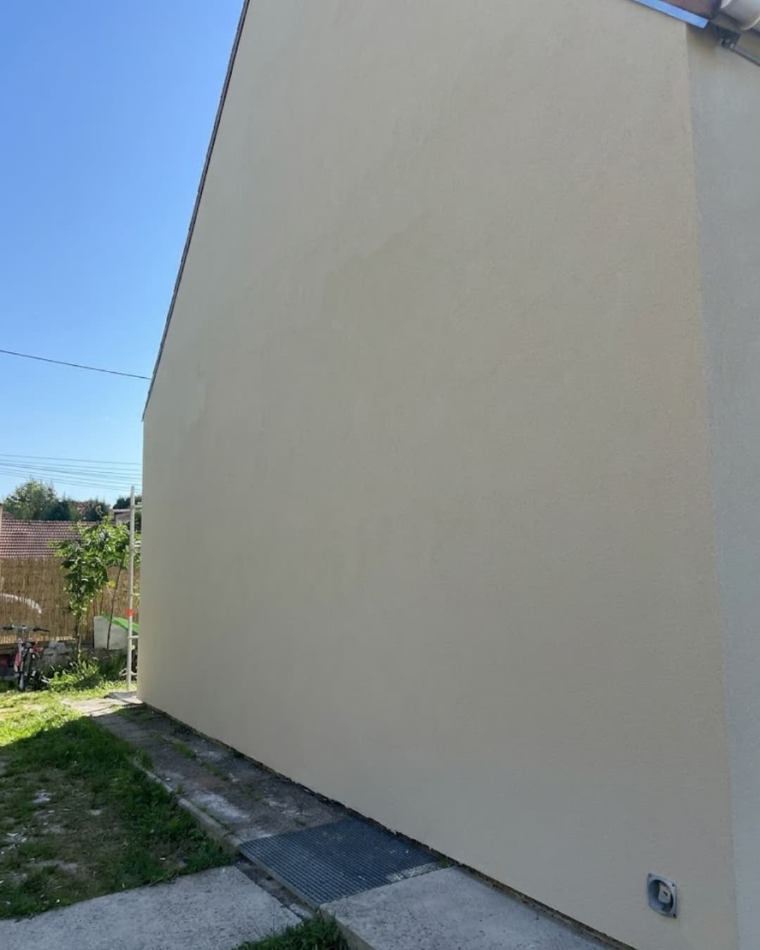 Mur pignon entièrement isolé avec panneaux PSE et finition enduit Weber par KS RENOV en Val-d'Oise