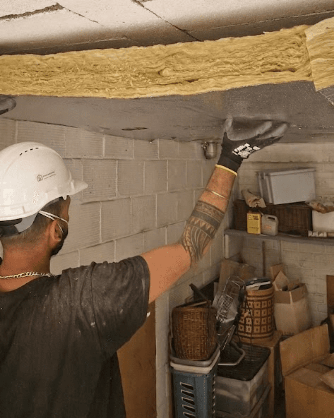 Finition propre avec aluminium de l'isolation du plafond d'un garage en sous-sol pour la rénovation énergétique.