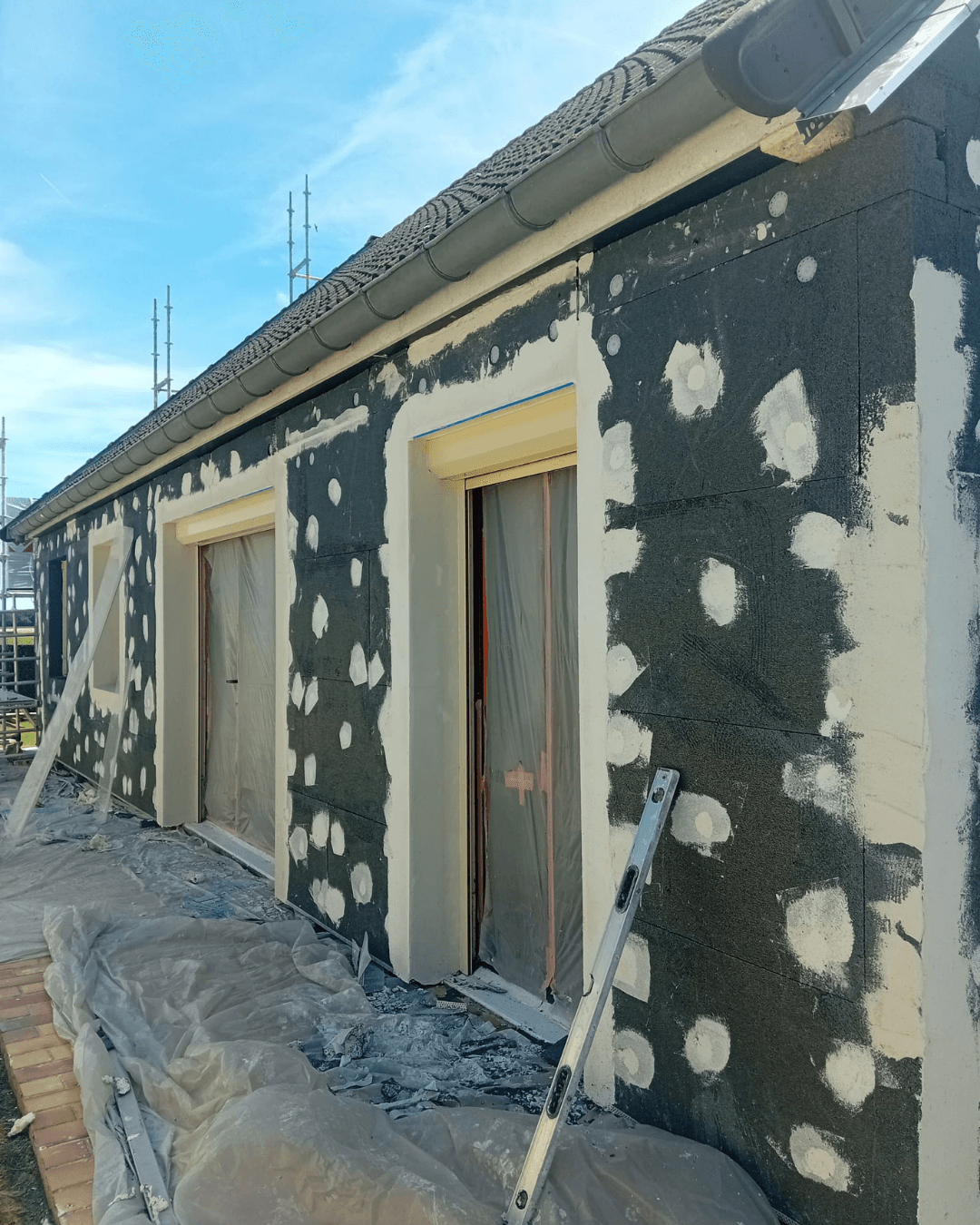 Pose des panneaux isolants en PSE graphité sur la façade d'une maison à Quiers — chantier ITE en cours par KS RENOV