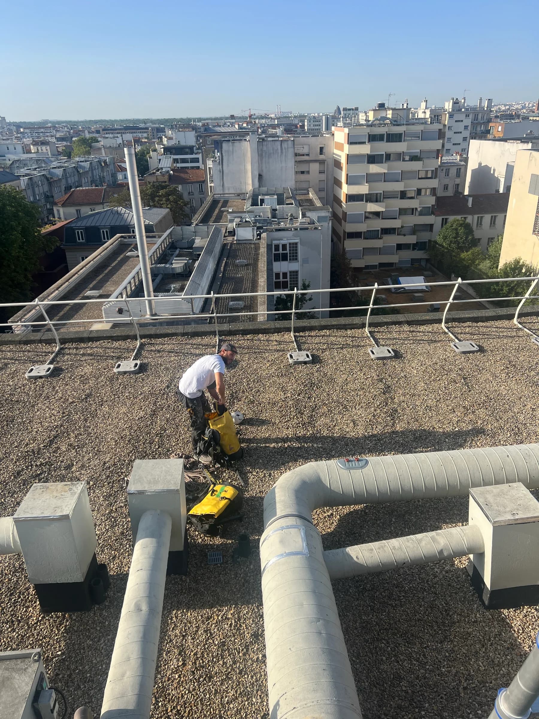 Préparation d'un cordiste KS RENOV sur le toit avant descente en rappel pour un chantier de reprise de façade à Paris