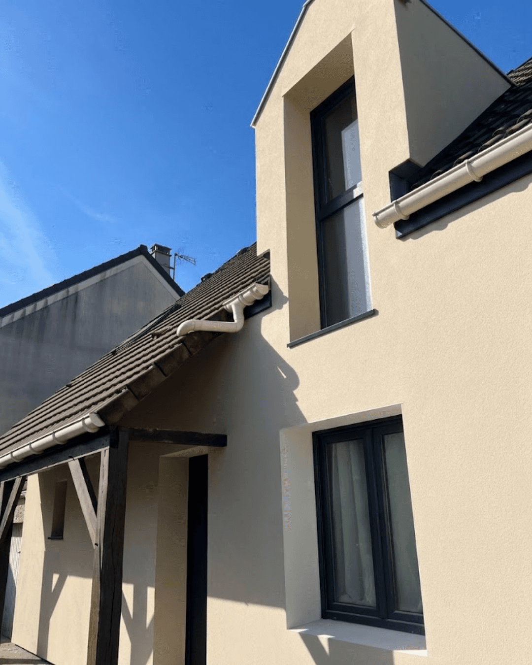 Vue en hauteur de la façade rénovée d'une maison à Garges-lès-Gonesse après isolation thermique extérieure (ITE)