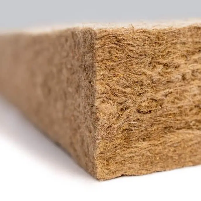 La laine de bois, isolant biosourcé au déphasage thermique élevé (jusqu'à 14 heures), reste l'une des meilleures réponses à la canicule pour les maisons d'Île-de-France. Panneau de laine de bois pour l'isolation thermique des combles, biosourcé et performant en confort d'été — KS Renov Val d'Oise