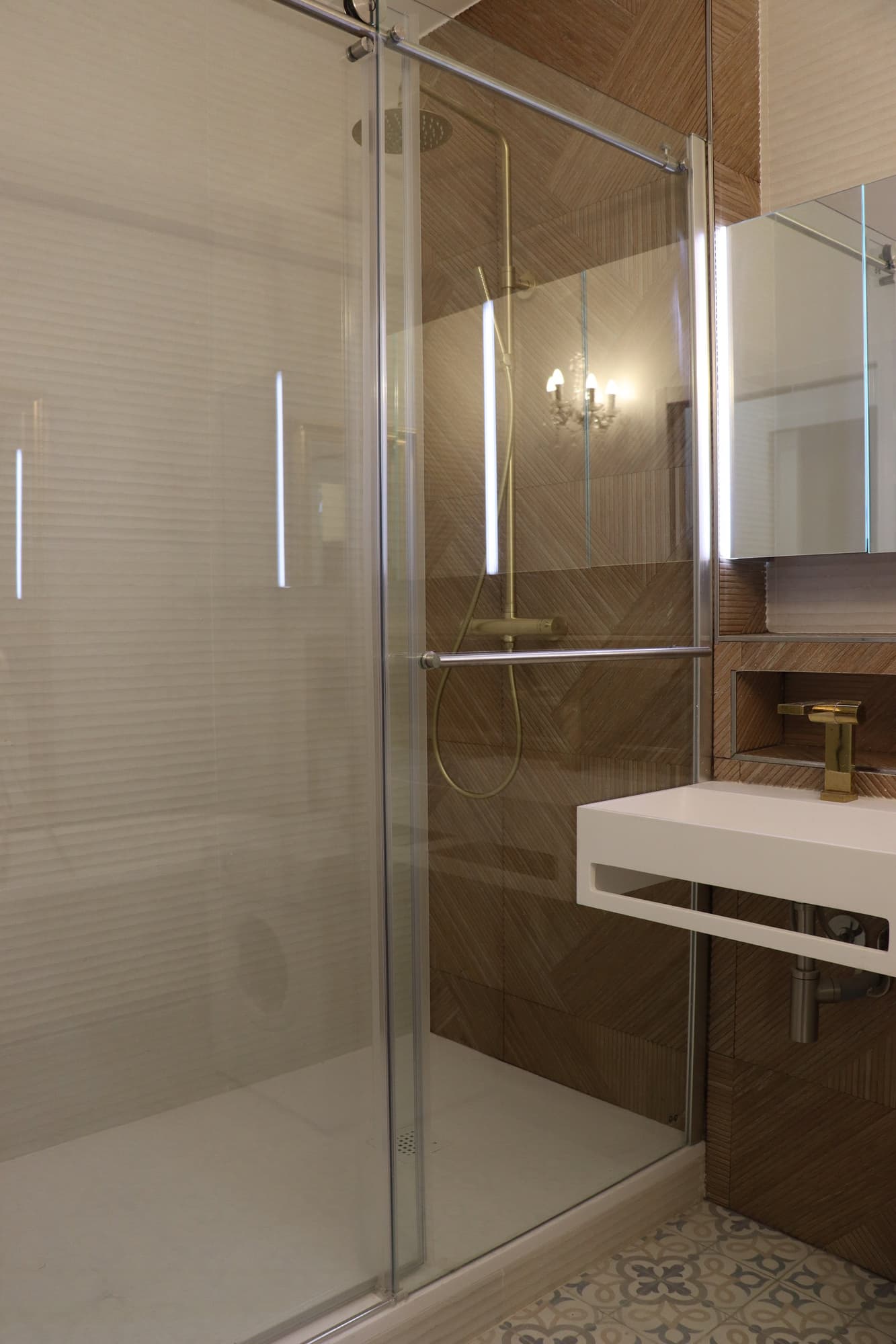 Douche à l'italienne avec paroi vitrée et finition carrelage effet bois