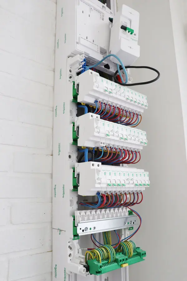 Armoire électrique et disjoncteurs pour mise aux normes