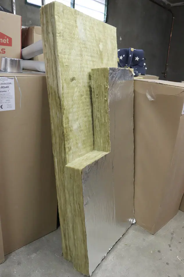 Panneau de laine minérale avec sous-face aluminium