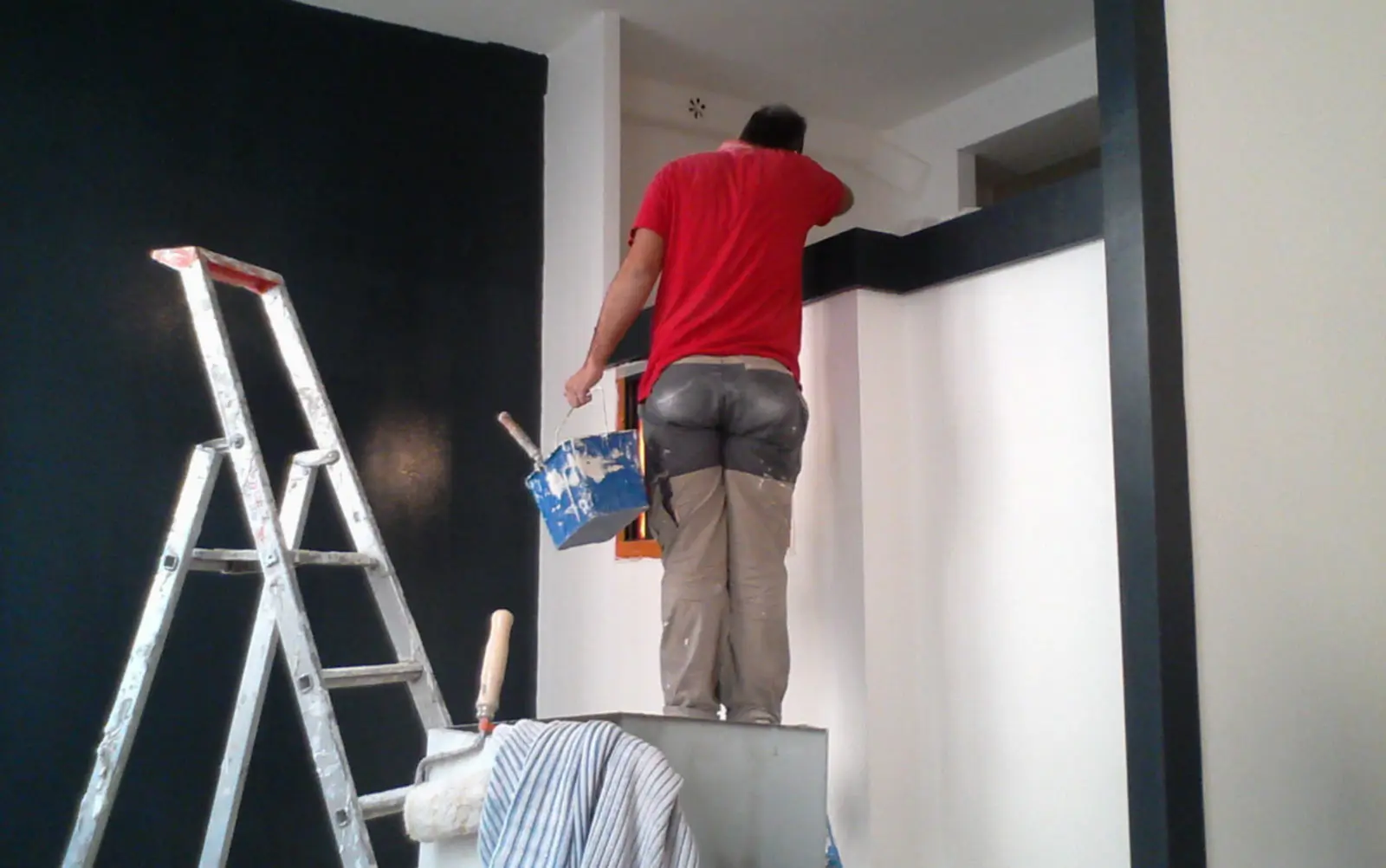 Artisan peintre en intervention dans un intérieur