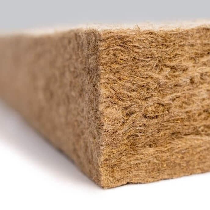 La laine de bois, isolant biosourcé au déphasage thermique élevé (jusqu'à 14 heures), reste l'une des meilleures réponses à la canicule pour les maisons d'Île-de-France. Panneau de laine de bois pour l'isolation thermique des combles, biosourcé et performant en confort d'été — KS Renov Val d'Oise