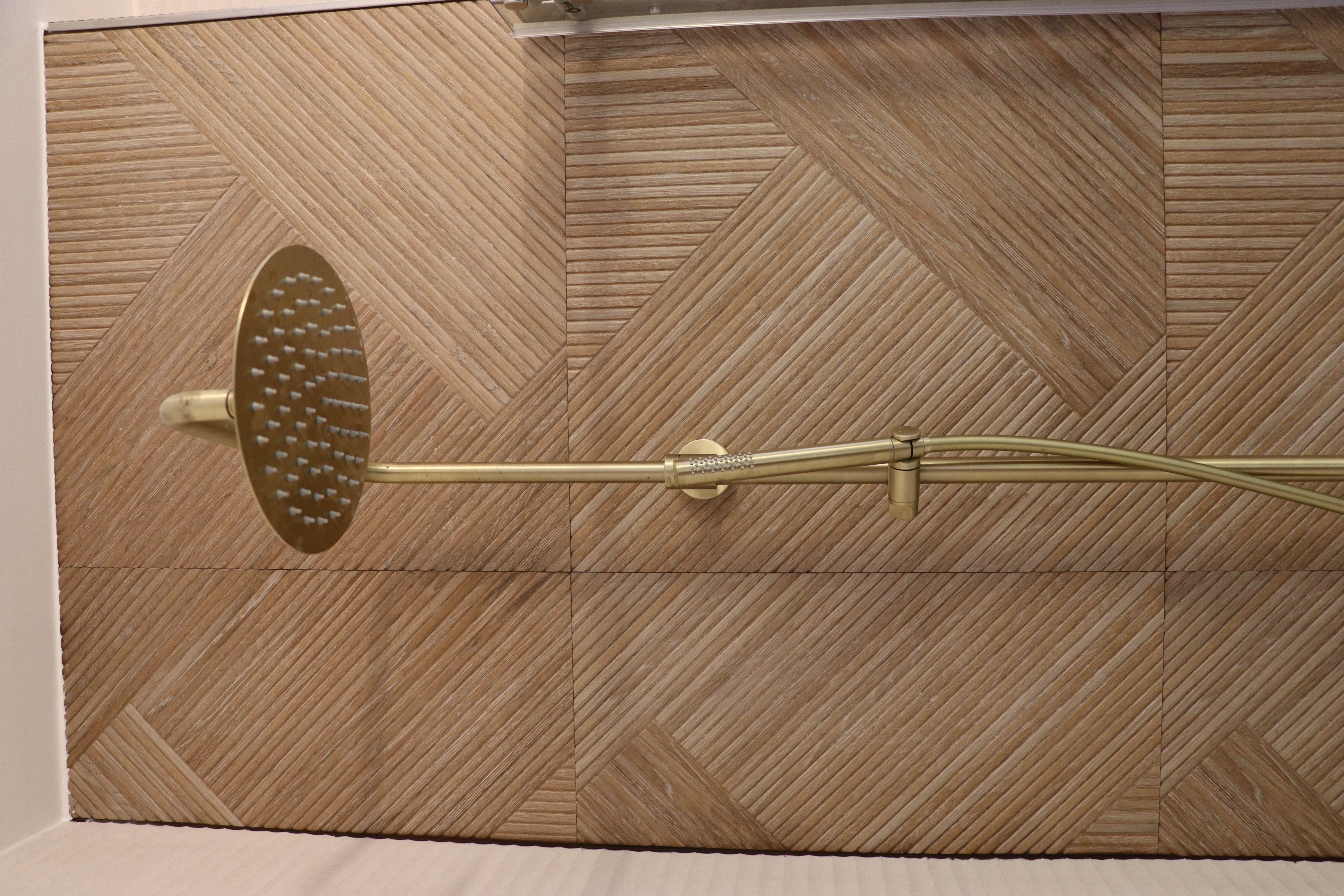 Détail colonne de douche pluie et carrelage décoratif