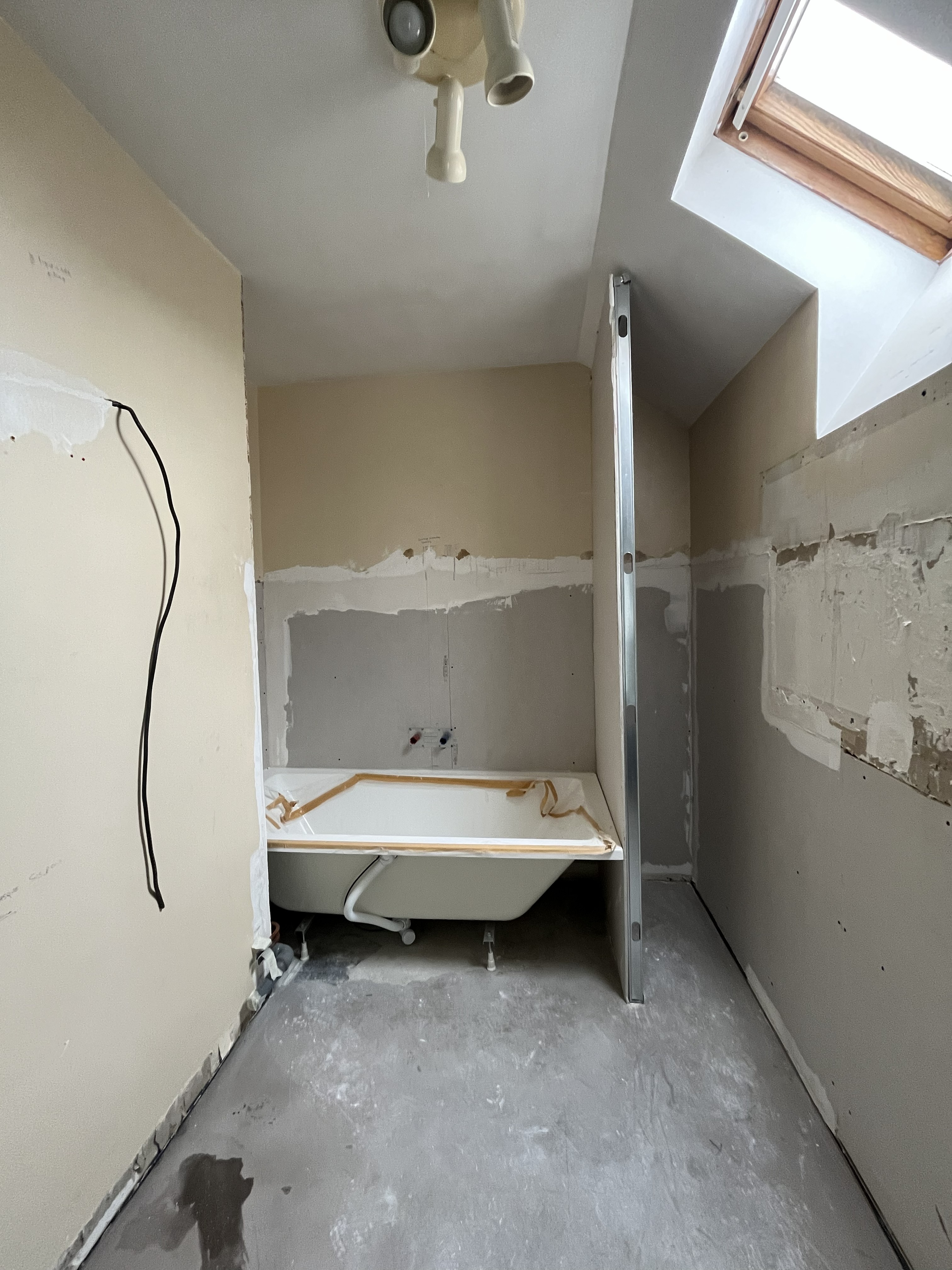 Salle de bain avant rénovation avec dépose des revêtements