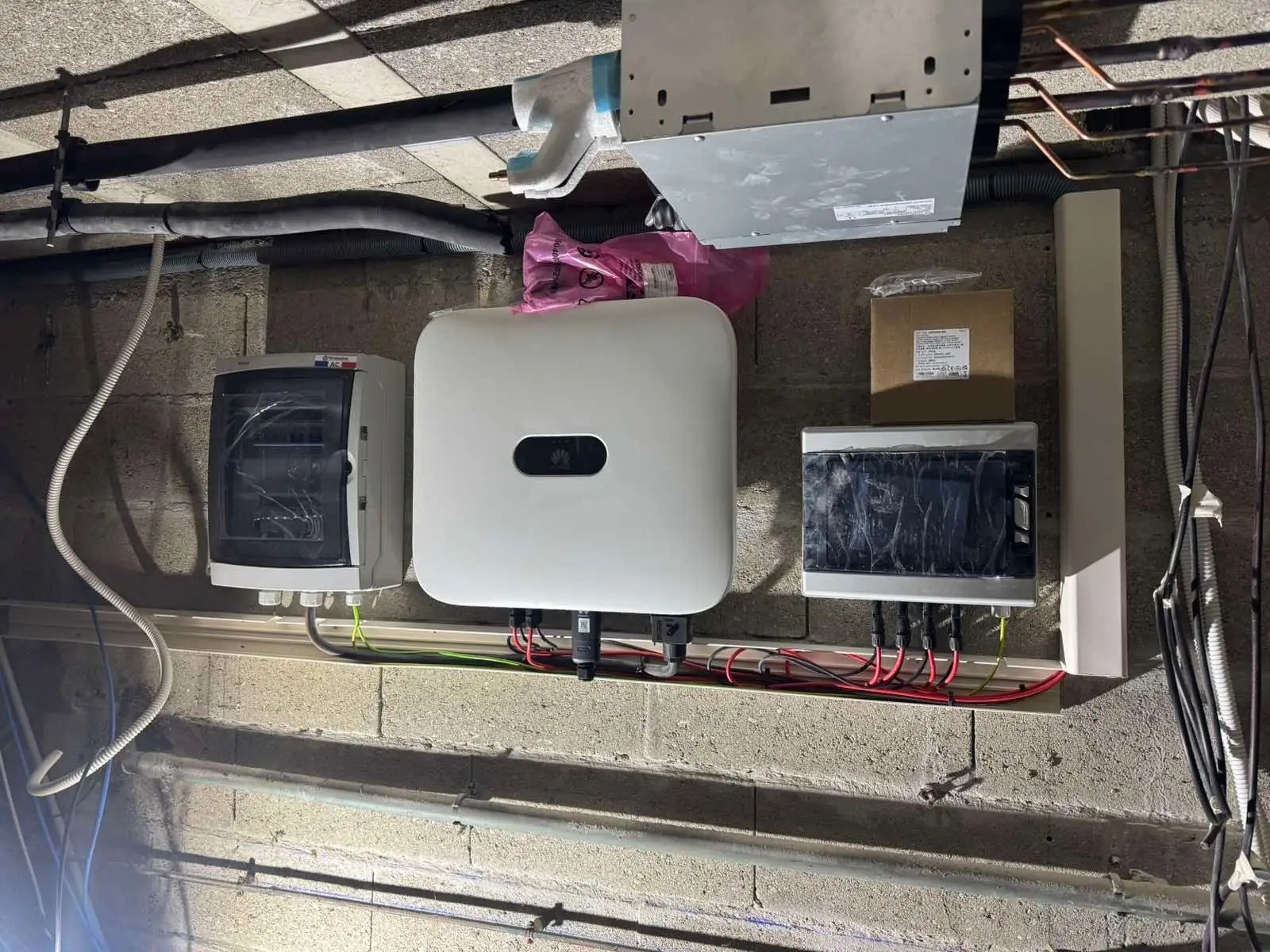 Onduleur solaire et coffrets de protection électrique installés