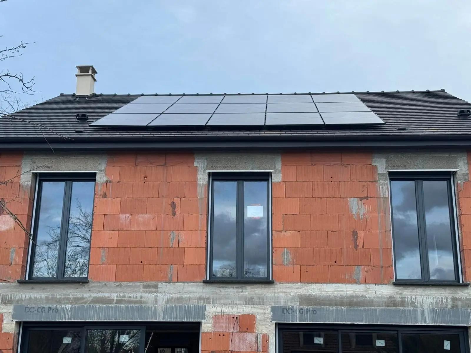 Panneaux solaires sur une maison neuve à Osny